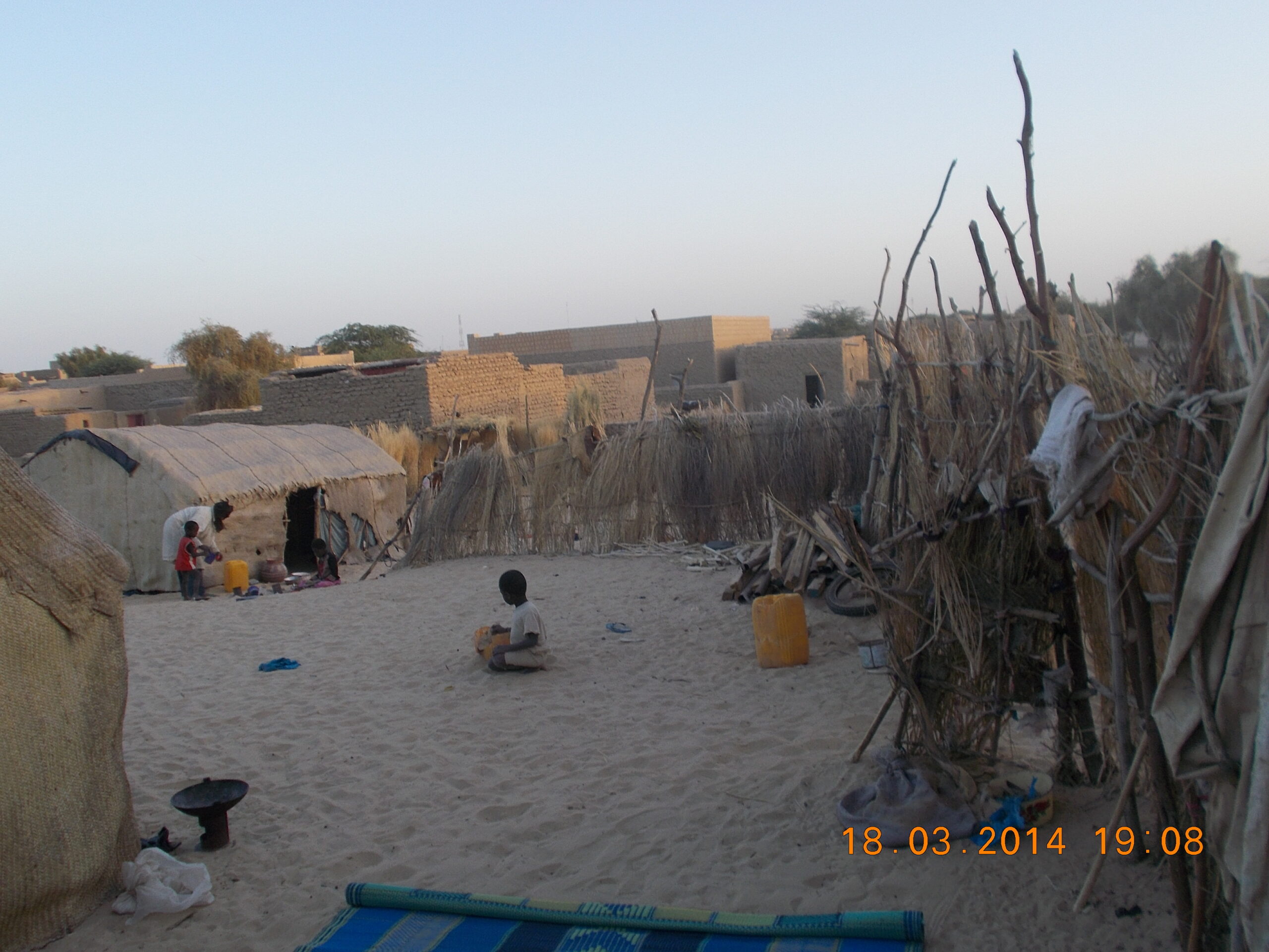 Enfant seul campement