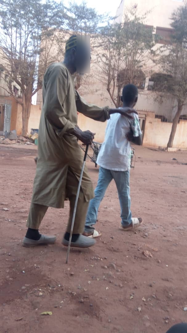 Enfant assistant handicape